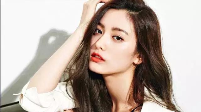 冬日小脸冻红的可爱高级妆容,适合秋冬的红唇妆