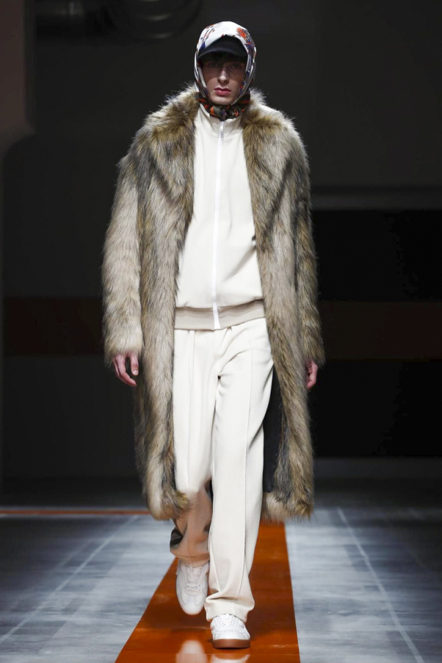 黑貂权志龙,权志龙穿黑貂演唱会