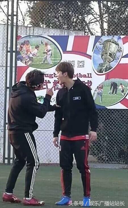 鹿晗打足球视频,鹿晗踢球被表扬的视频