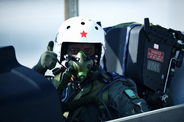 中国成功击败美法赢巨额*火军**合同：中国军贸出口为何赢得整个非洲