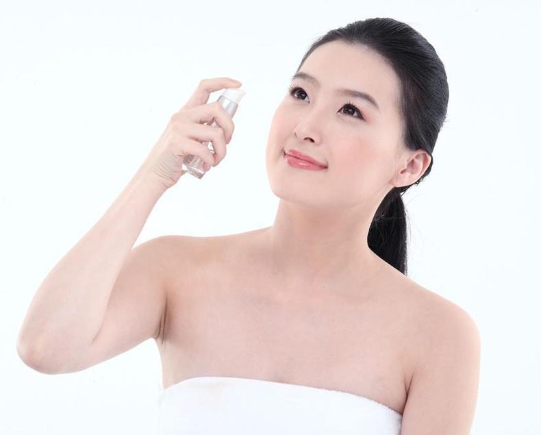 皮肤缺水出油怎么护肤,皮肤干燥缺水怎么修护