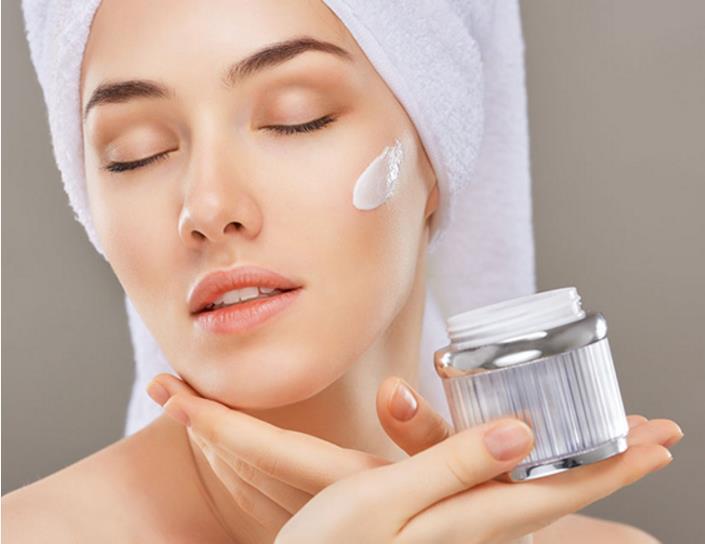 皮肤缺水出油怎么护肤,皮肤干燥缺水怎么修护