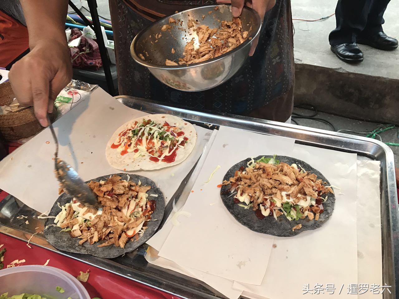 泰国街头小吃烤鸡看着就想吃,泰国街头特色炭烤鸡酱汁