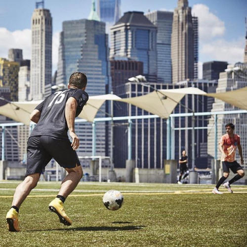 踢了很久足球但踢的不是很好,踢了几年足球还是拿不住球