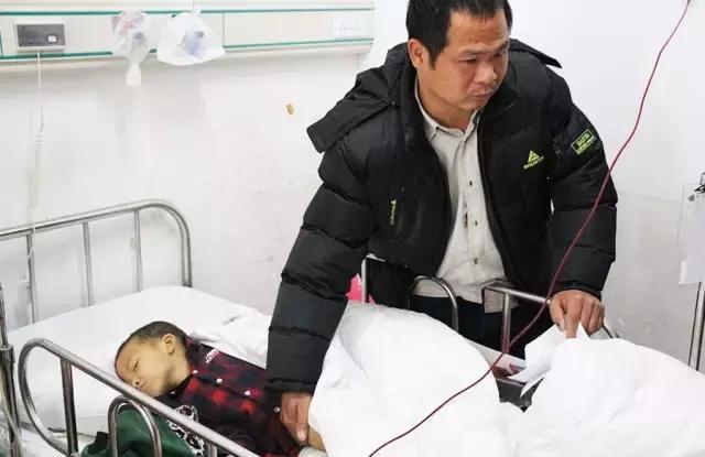 公益行梅县铁汉足球俱乐部为“小洋”献爱心