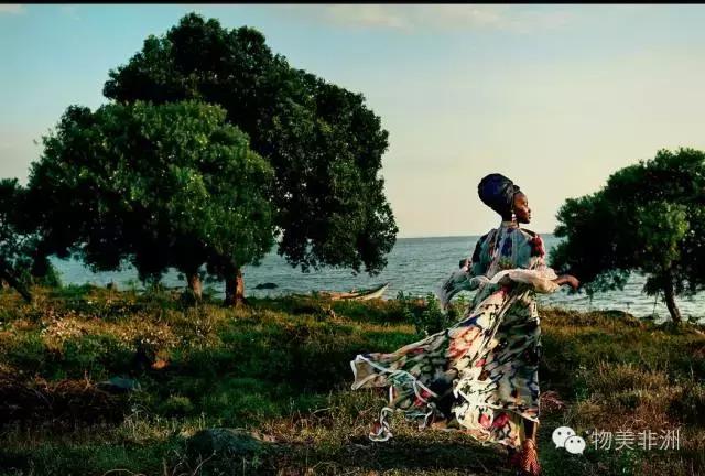 在《为奴十二载》里,来自非洲的她把这个角色演绎的淋漓尽致