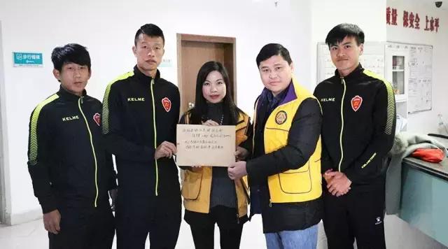 公益行梅县铁汉足球俱乐部为“小洋”献爱心