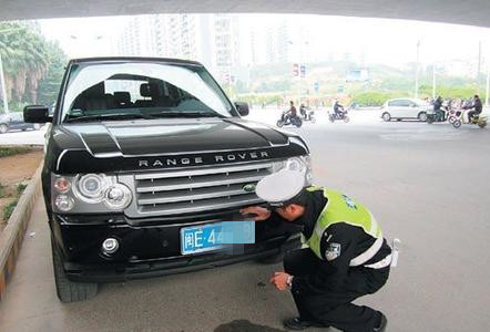车牌只安两个螺丝扣分吗,车牌只能上两个螺丝帽怎么处罚