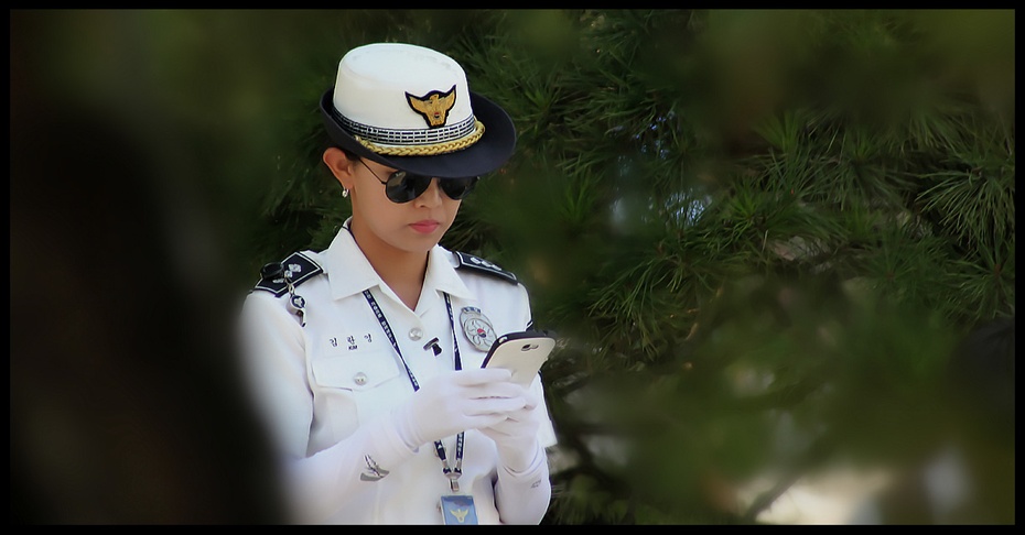 男子太嚣张，居然在被押解途中戏弄美女警花，后果很严重