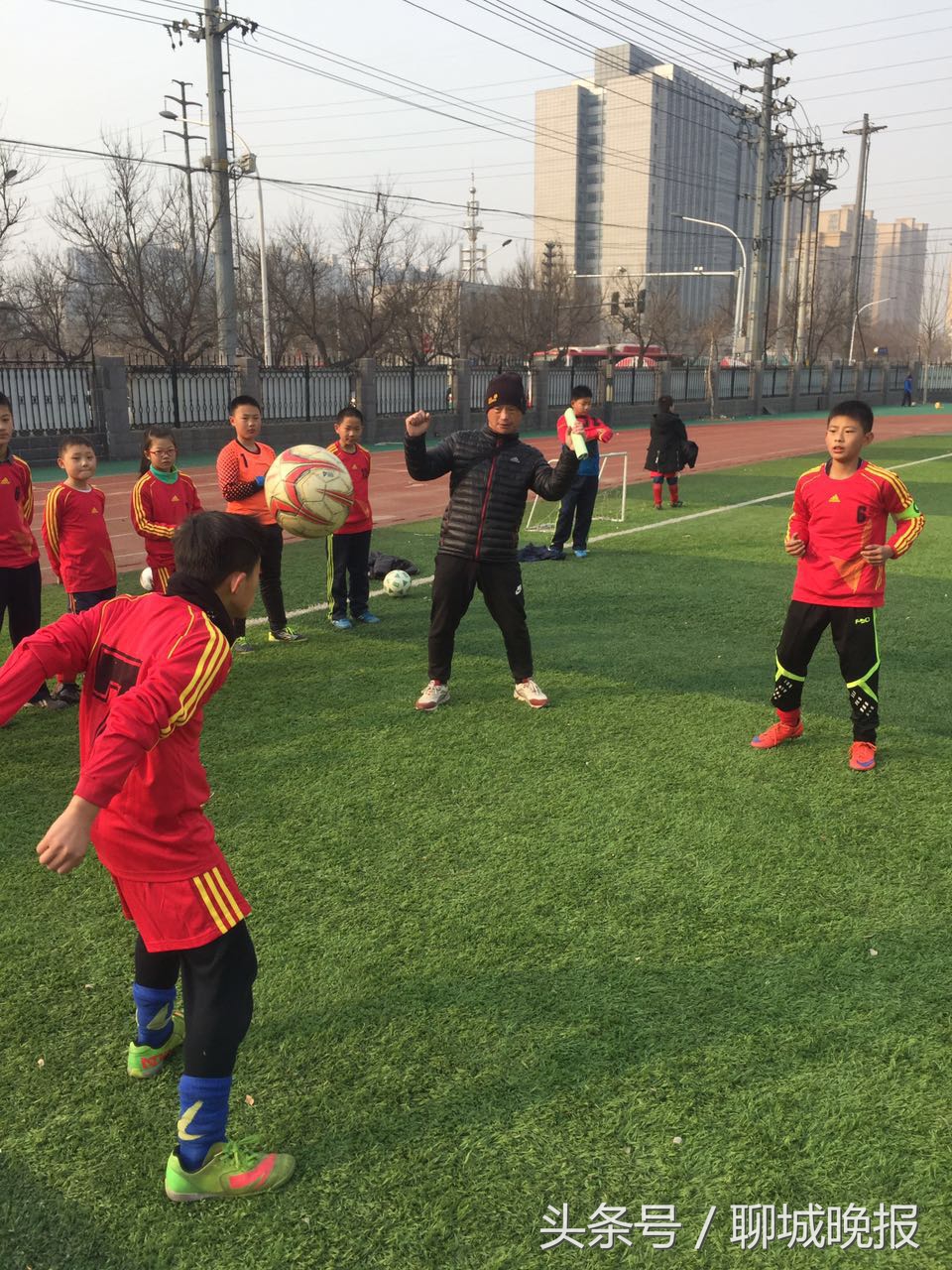 小学生踢足球可以加分吗,青少年踢足球有什么好处