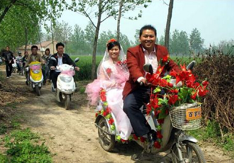 农村最有特色的接亲车队,城里人真会玩迎亲视频