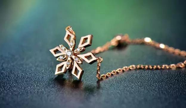 赚走中国人最多钱的车企,在情人节推出了这辆车圈钱