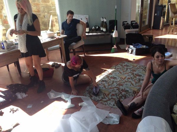 三个一无所有的女人，用以物换物和手工制作的方式再造绝代艳后！