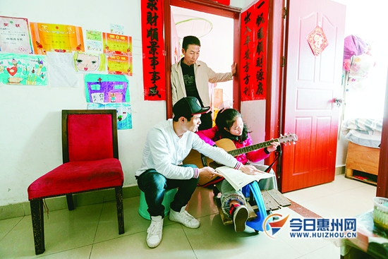 酒吧爱心拍卖筹得近1.3万资助“扭扭车女孩”代薇