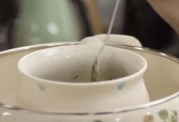 怎样用精油做薄荷膏,薄荷精油的使用方法和制作方法