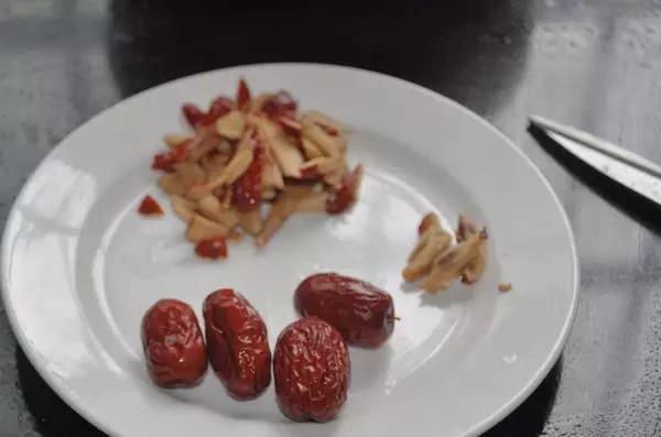 黑糖加什么喝补血养颜 (黑糖与什么搭配可补气血)