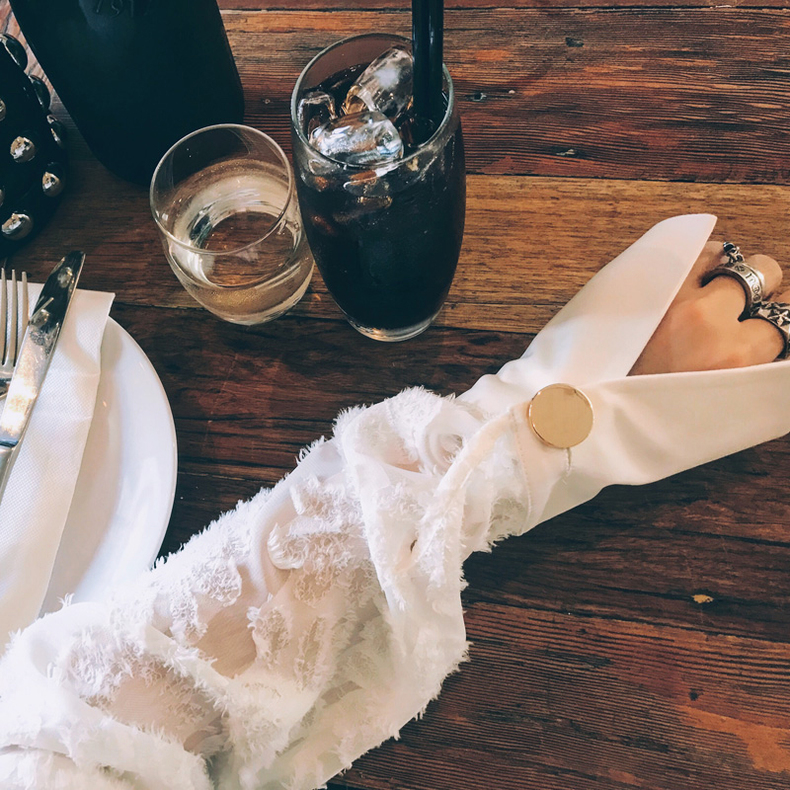 v领雪纺衫飘逸灵动修炼显瘦功力,飘逸雪纺衫加持甜美清新惹人爱