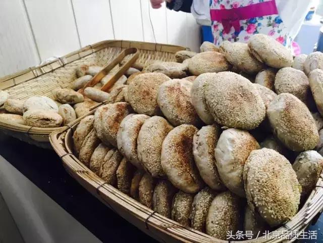 一天1万个都不够,这个北京爷们用40年创造了麻酱烧饼的传奇!