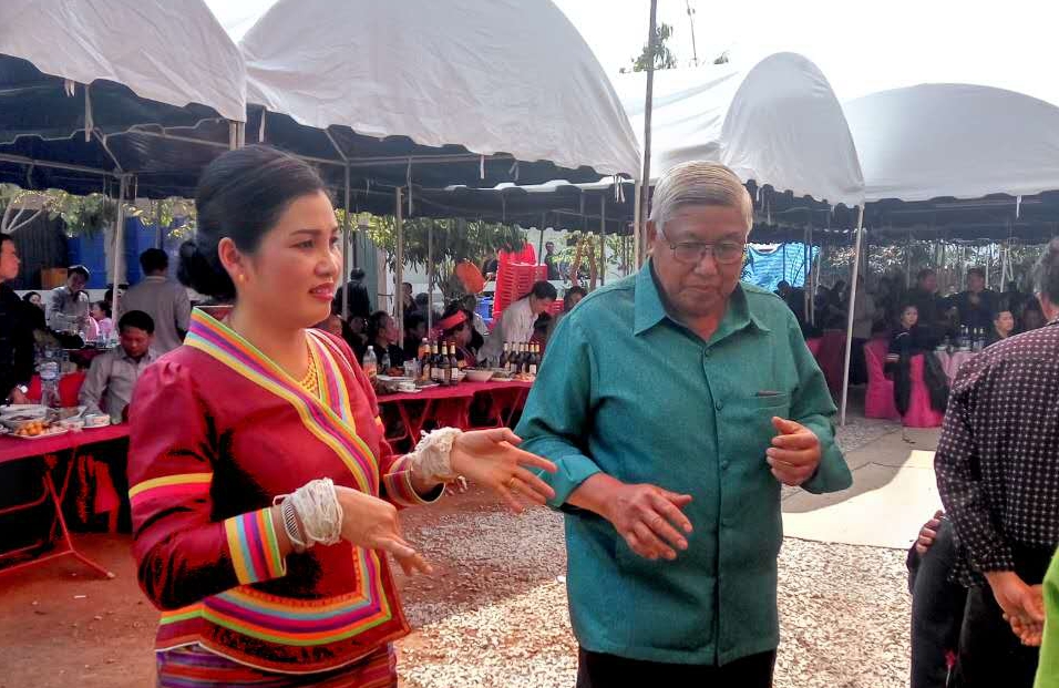 老挝街边的野生蜂蜜,老挝原始森林中纯天然野生蜂蜜