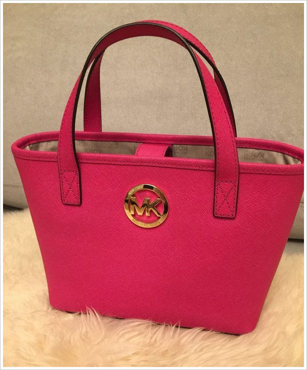 富家千金德法美加4国疯狂购物，只买了PRADA15只包，请网友们鉴定