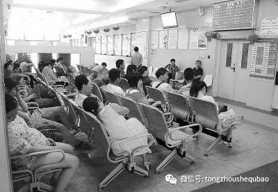 喝着咖啡、玩着手机候诊的潞河医院,您还认识嘛?