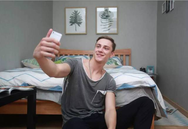 外国小鲜肉只花400元竟然租到了北京二环的房子,然而刚拿到房子的瞬间却差点哭了出来