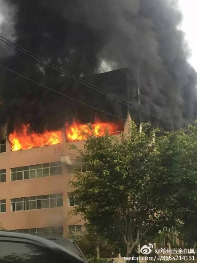 泉州一化工厂发生火灾爆炸瞬间,泉州一厂房发生火灾现场浓烟滚滚