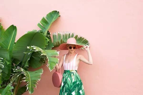 这个从不摘墨镜的酷女孩，竟然把粉红色穿得这么好看！