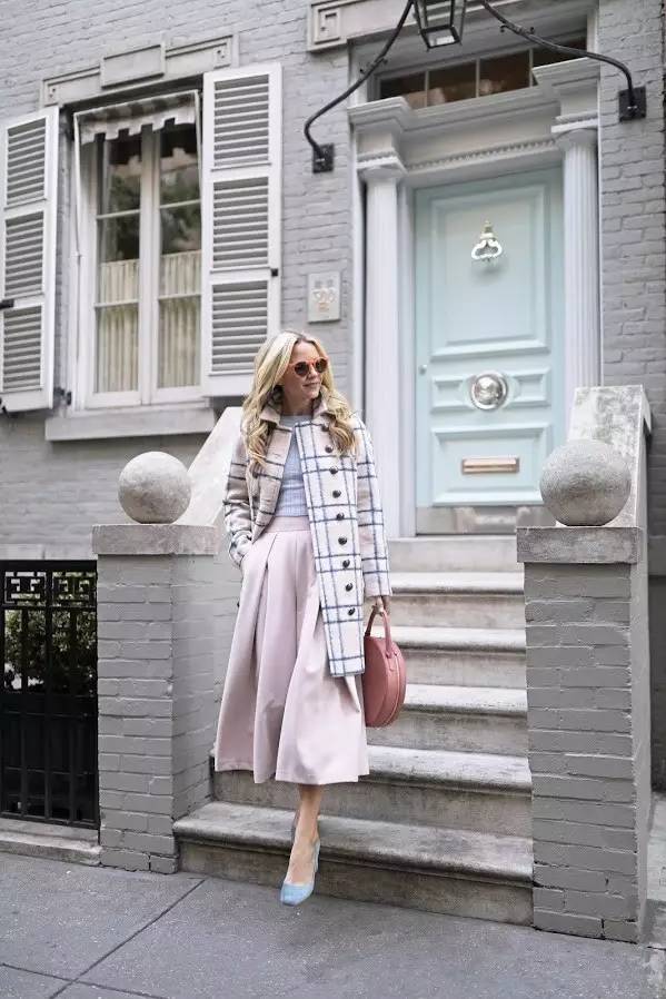 这个从不摘墨镜的酷女孩，竟然把粉红色穿得这么好看！