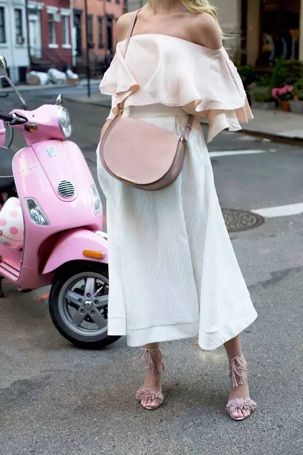 这个从不摘墨镜的酷女孩，竟然把粉红色穿得这么好看！