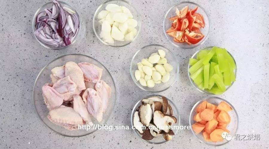 酱香味香辣鸡翅,酱香鸡翅加配菜怎么做