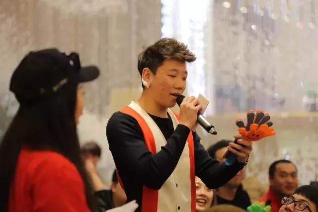 辽足球迷高歌,辽足助威歌