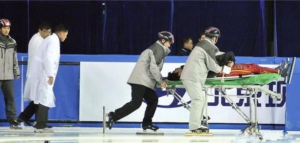 韩国队短道速滑用冰刀踢中国对手,带领韩国队进入世界杯四强