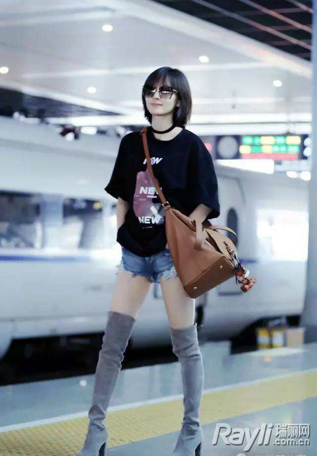 何洁穿过膝长靴视频,何洁靴子