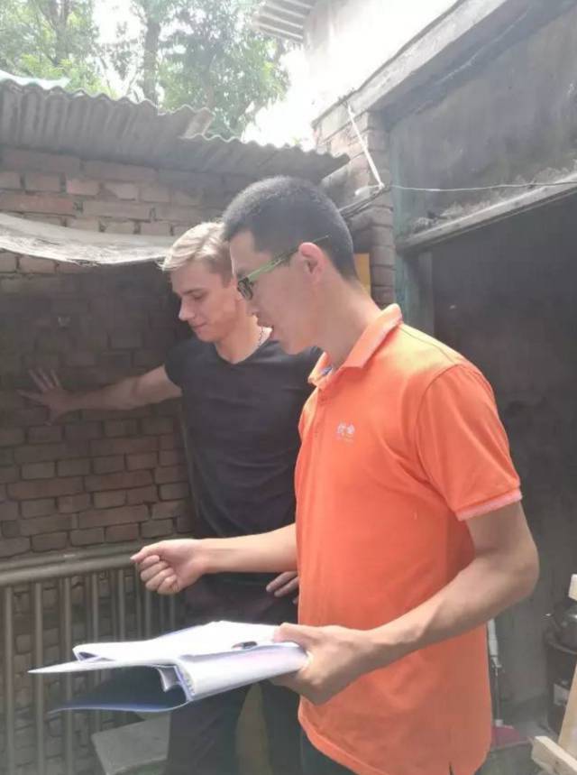 外国小鲜肉只花400元竟然租到了北京二环的房子,然而刚拿到房子的瞬间却差点哭了出来