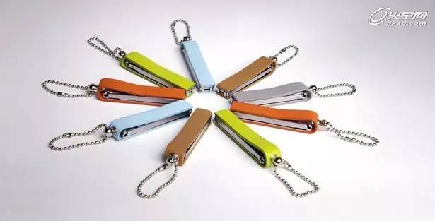 这个假老板要把公司搬到西海边，盖个全球最大的设计公司，陪员工逗鸟逗猫逗狗……