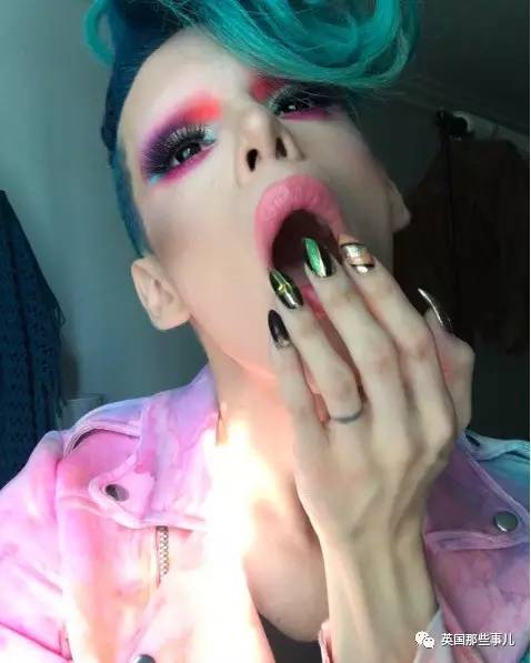 一个不想做男人也不想做女人的小哥，在成为外星人的路上越走越远了……