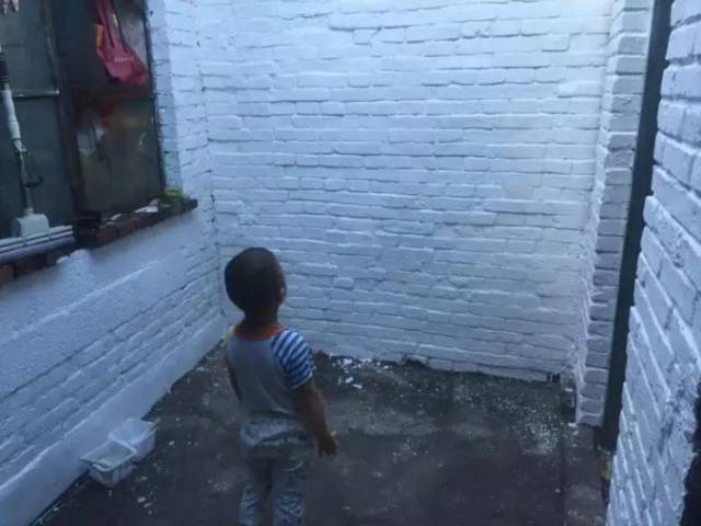 外国小鲜肉只花400元竟然租到了北京二环的房子,然而刚拿到房子的瞬间却差点哭了出来