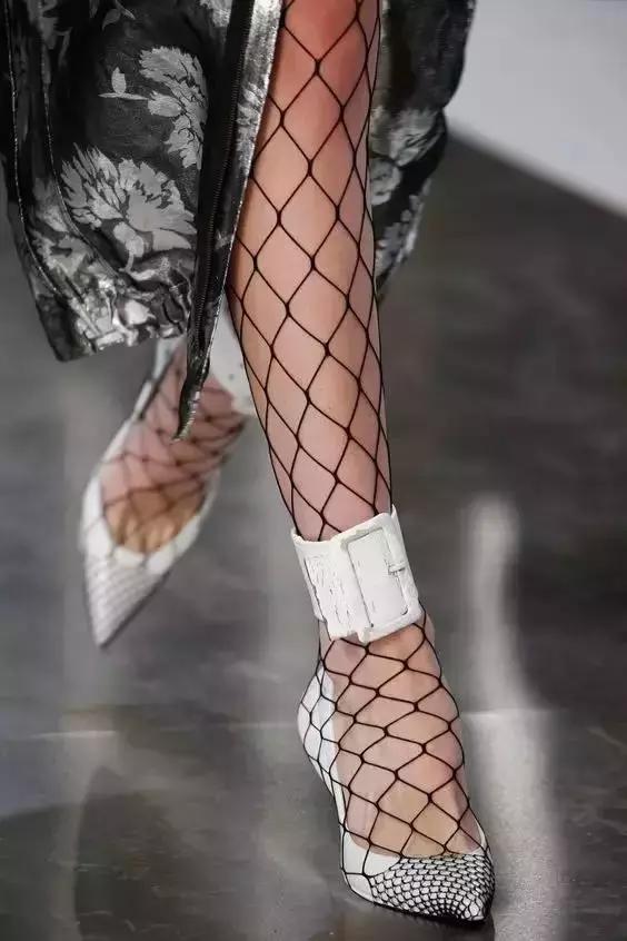 妈妈说穿渔网袜的都是坏女孩