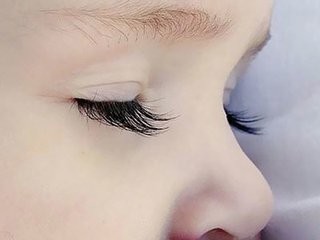 宝宝长倒睫毛,宝妈别再瞎剪了,这样做不对的