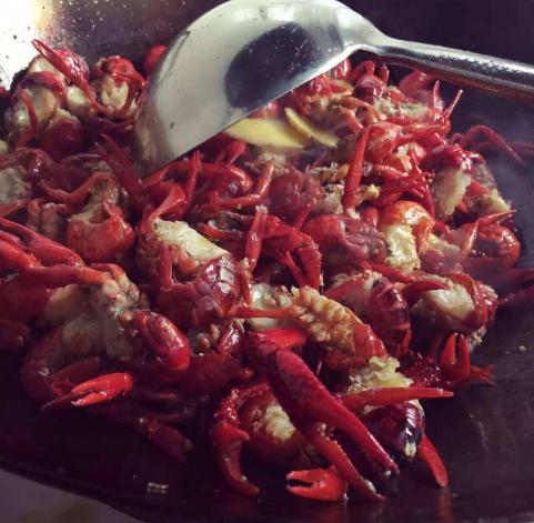 冷冻小龙虾发黑怎么回事,小龙虾腹部发黑怎么治