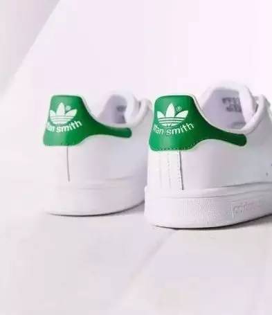 杨幂、吴亦凡都穿小白鞋出街，背后是阿迪古驰纪梵希的商业计谋