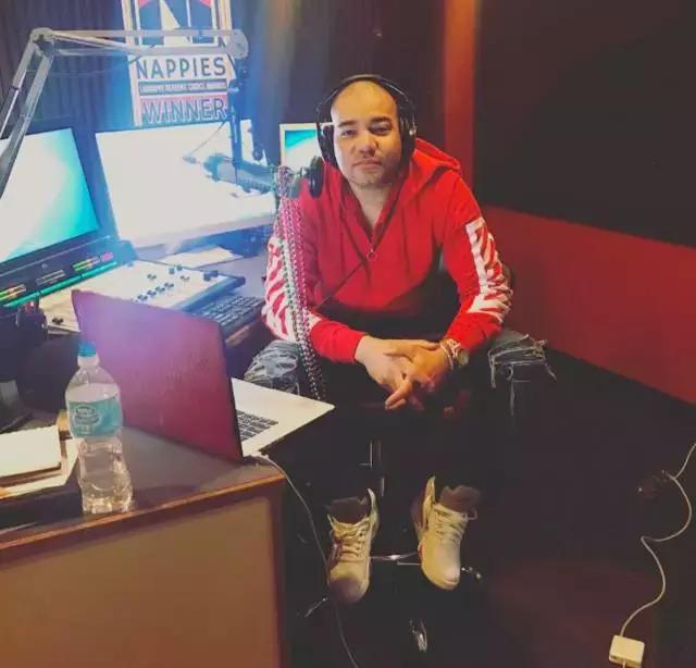 韩国明星上脚yeezy,yeezy白斑马