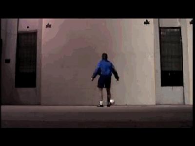 足球守球教学,足球如何快速处理球