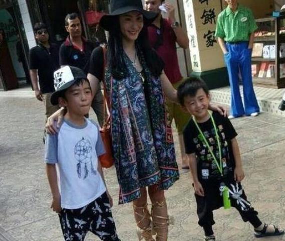 张柏芝曾是大众眼中的金童玉女,张柏芝大胆曝光恋情开启新生活