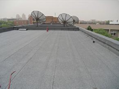 用水泥粘的防水卷材适合做屋顶吗,屋顶做防水老化旧卷材要不要揭掉