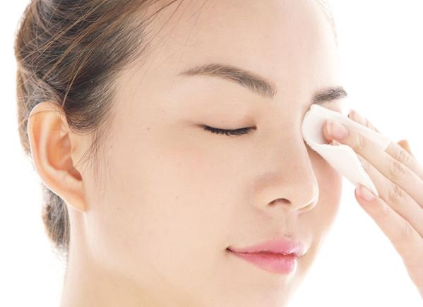 不卸妆的后果就是皮肤容易长痘,不卸妆的伤害