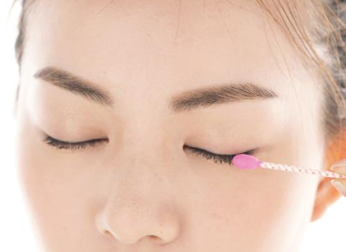 不卸妆的后果就是皮肤容易长痘,不卸妆的伤害