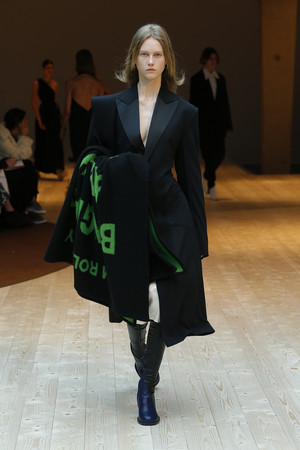 欧阳娜娜巴黎世家帽,巴黎世家欧阳娜娜同款