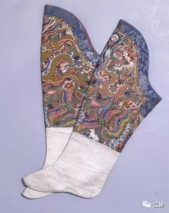清朝慈禧穿的袜子,太监给慈禧穿袜子